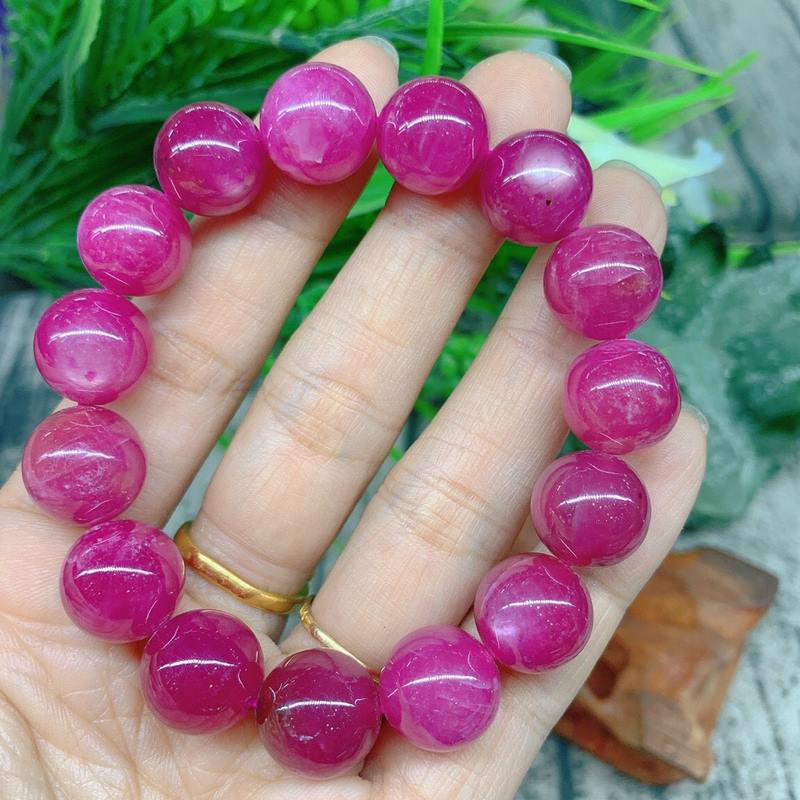 Vòng tay đá ruby được coi là biểu tượng của tình yêu